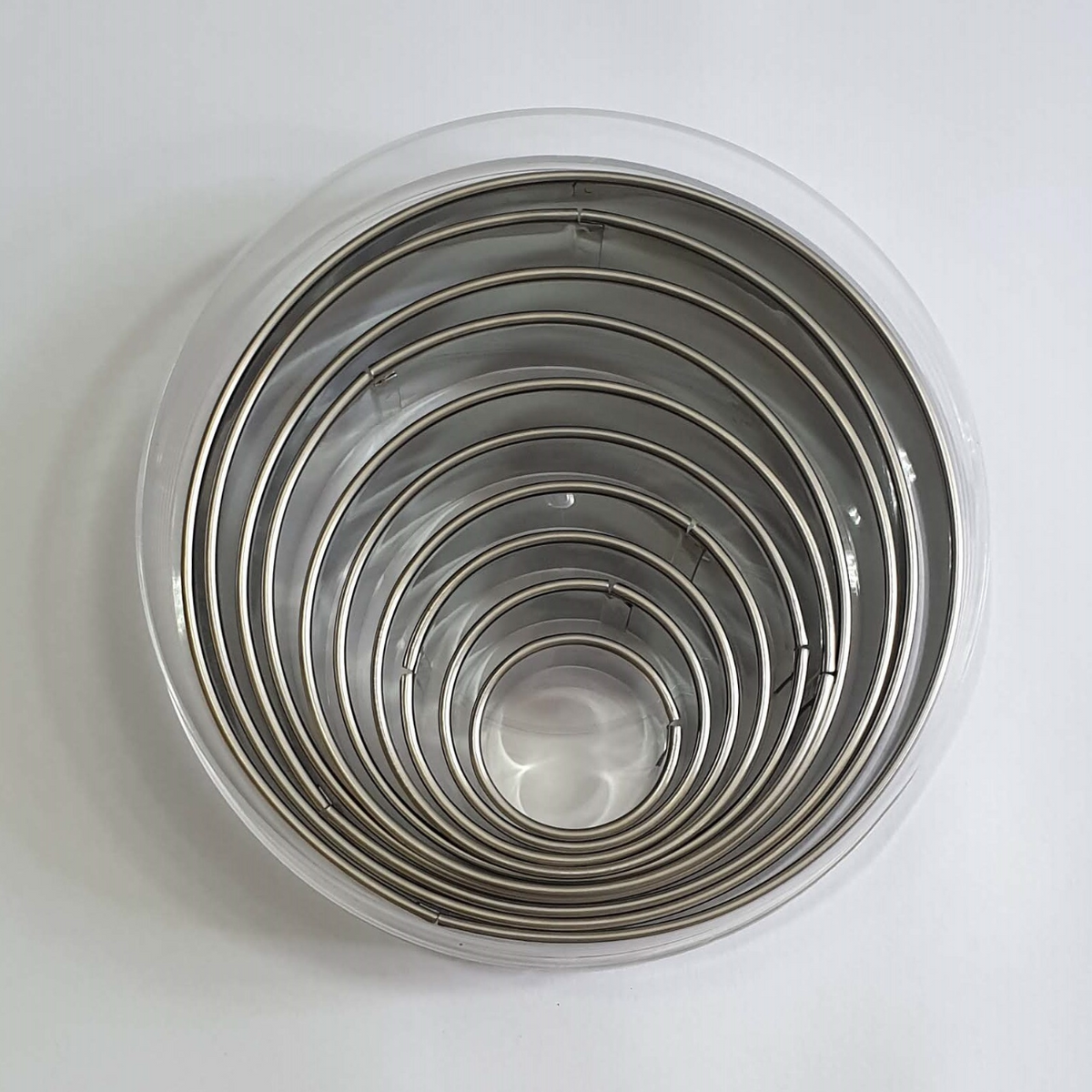 Set of 10 round cookie cutters stainless steel in clear plastic container