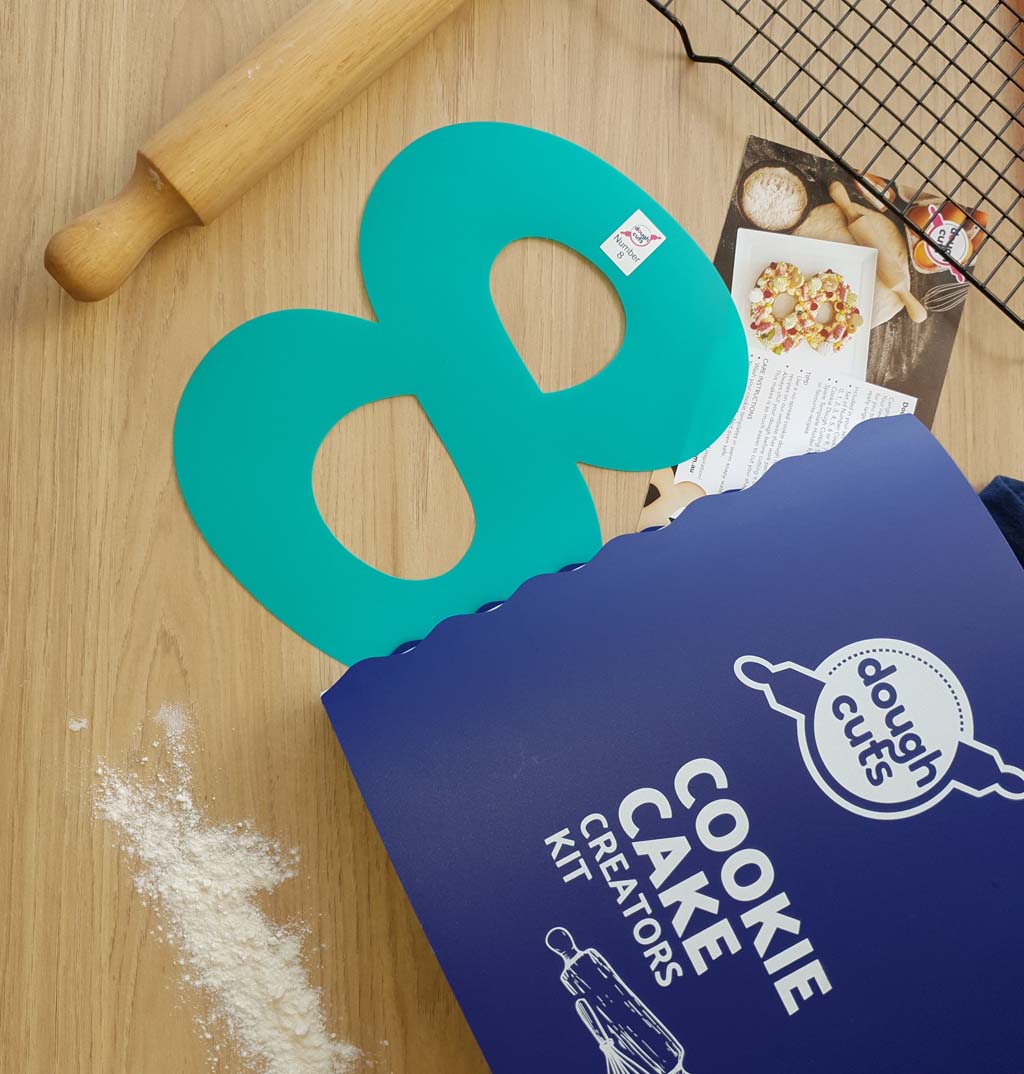 Image of Cookie Cake Creators Kit Binder Set with included number 8 cookie cake template and how to use instruction card.